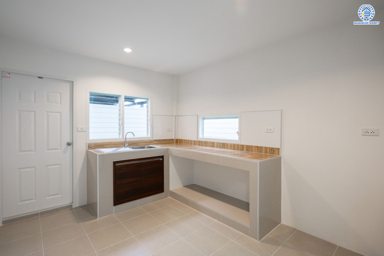 บ้านมือสองตกแต่งใหม่ หลักสี่แลนด์ ดอนเมือง บ้านแฝดหลังใหญ่ เนื้อที่ 35 ตร.ว. ฟังก์ชัน 3 ห้องนอน 2 ห้องน้ำจอดรถได้ 1 คัน บนทำเลดีที่สุด ใกล้สนามบินดอนเมือง ทางด่วน "ศรีสมาน" และรถไฟฟ้าสายสีแดง "สถานีการเคหะ"...